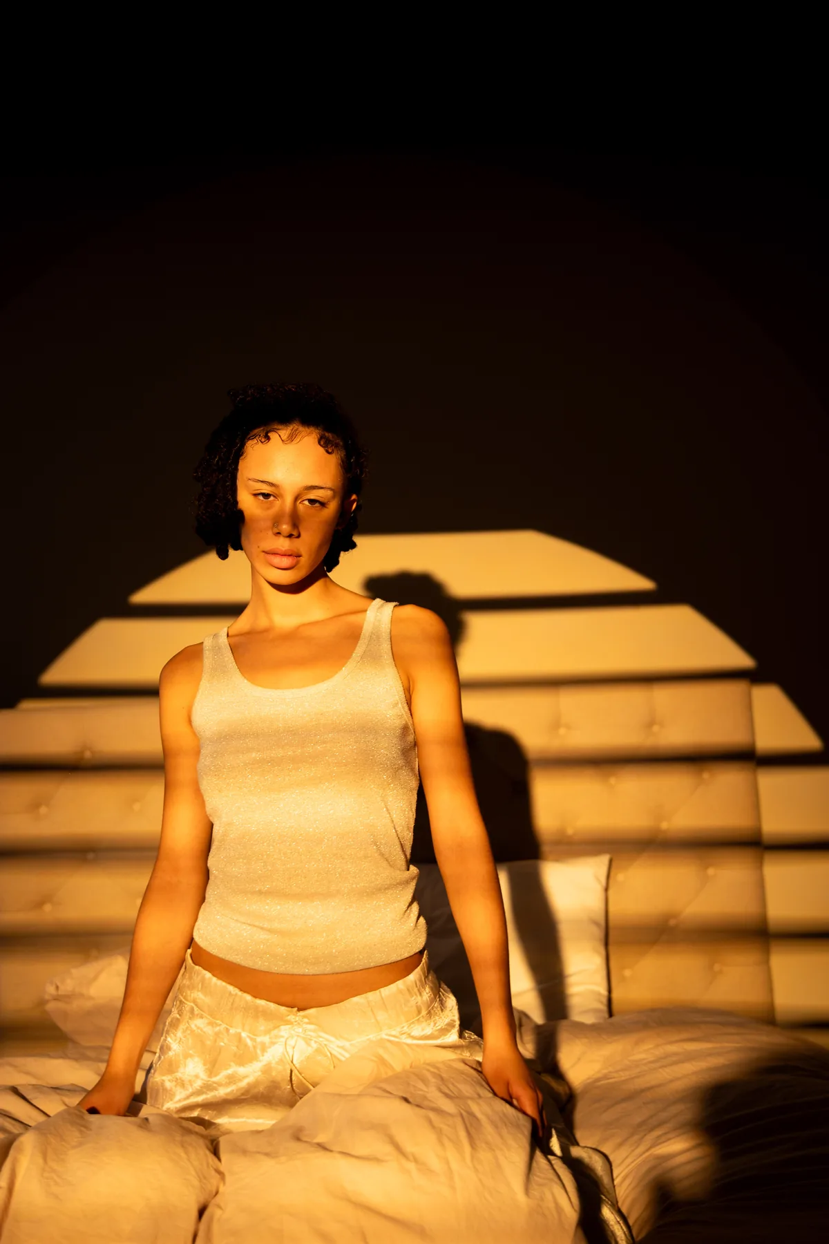Golden hour portrait with window light by Okan Pictures