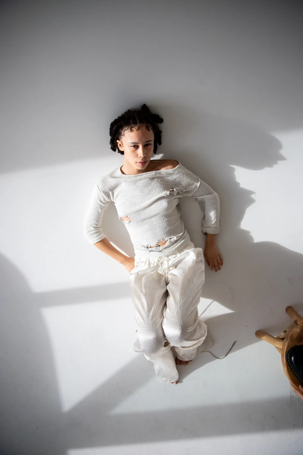 Studio portrait with hard daylight shadow by Okan Pictures