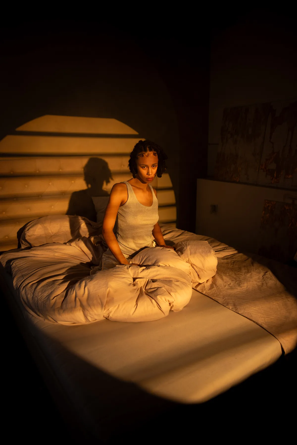 Warm interior portrait by Okan Pictures
